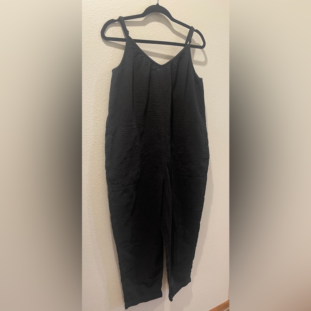 100% cotton crinkle gauze jumpsuit black with pockets and adjustable straps